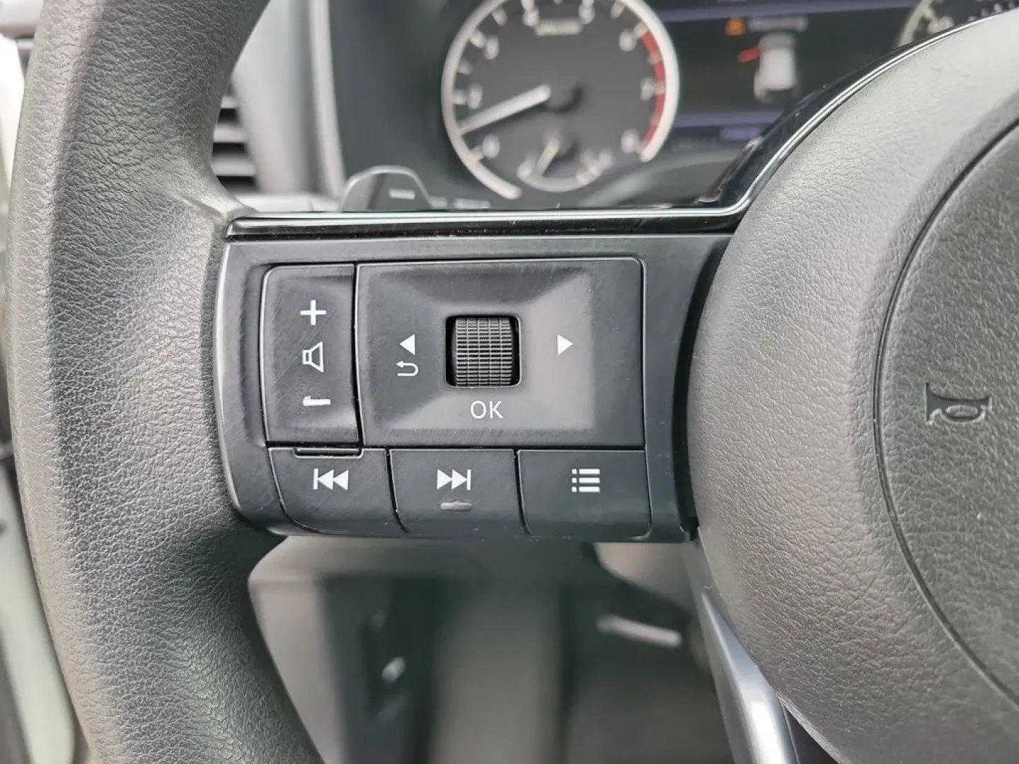 2021 Pearl White Tricoat /Charcoal Nissan Rogue SV (JN8AT3BA4MW) with an 4 Cyl, 2.5L engine, CVT transmission, located at 6064 Gull Rd, Kalamazoo, MI, 49048, (269) 222-0088, 42.328388, -85.512924 - **Explore the Open Road with the 2021 Nissan Rogue SV - Your Ideal Adventure Companion!**<br /> <br /> Are you ready to elevate your family road trips or weekend getaways? Look no further than this stunning 2021 Nissan Rogue SV, available now at AutoMaxx in Battle Creek, MI. This versatile SUV is pe - Photo#13