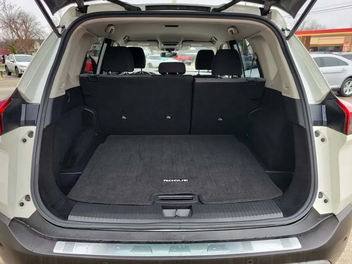 2021 Pearl White Tricoat /Charcoal Nissan Rogue SV (JN8AT3BA4MW) with an 4 Cyl, 2.5L engine, CVT transmission, located at 6064 Gull Rd, Kalamazoo, MI, 49048, (269) 222-0088, 42.328388, -85.512924 - **Explore the Open Road with the 2021 Nissan Rogue SV - Your Ideal Adventure Companion!**<br /> <br /> Are you ready to elevate your family road trips or weekend getaways? Look no further than this stunning 2021 Nissan Rogue SV, available now at AutoMaxx in Battle Creek, MI. This versatile SUV is pe - Photo#26