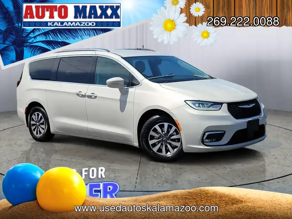 2021 Luxury White Pearlcoat /Alloy/Black Chrysler Pacifica Touring L (2C4RC1BG1MR) with an V6, 3.6L engine, 9-speed automatic transmission, located at 6064 Gull Rd, Kalamazoo, MI, 49048, (269) 222-0088, 42.328388, -85.512924 - **Discover the Perfect Family Vehicle: 2021 Chrysler Pacifica Touring L at AutoMaxx - Kalamazoo**<br /> <br /> Are you in search of a family-friendly vehicle that combines comfort, technology, and safety? Look no further than the 2021 Chrysler Pacifica Touring L, now available at AutoMaxx - Kalamazo - Photo#0