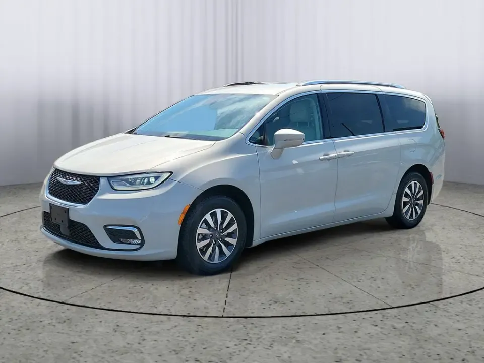 2021 White Pearl /Black Chrysler Pacifica Touring L (2C4RC1BG1MR) with an 3.6L V6 24V VVT engine, Automatic transmission, located at 6064 Gull Rd, Kalamazoo, MI, 49048, (269) 222-0088, 42.328388, -85.512924- Photo#2