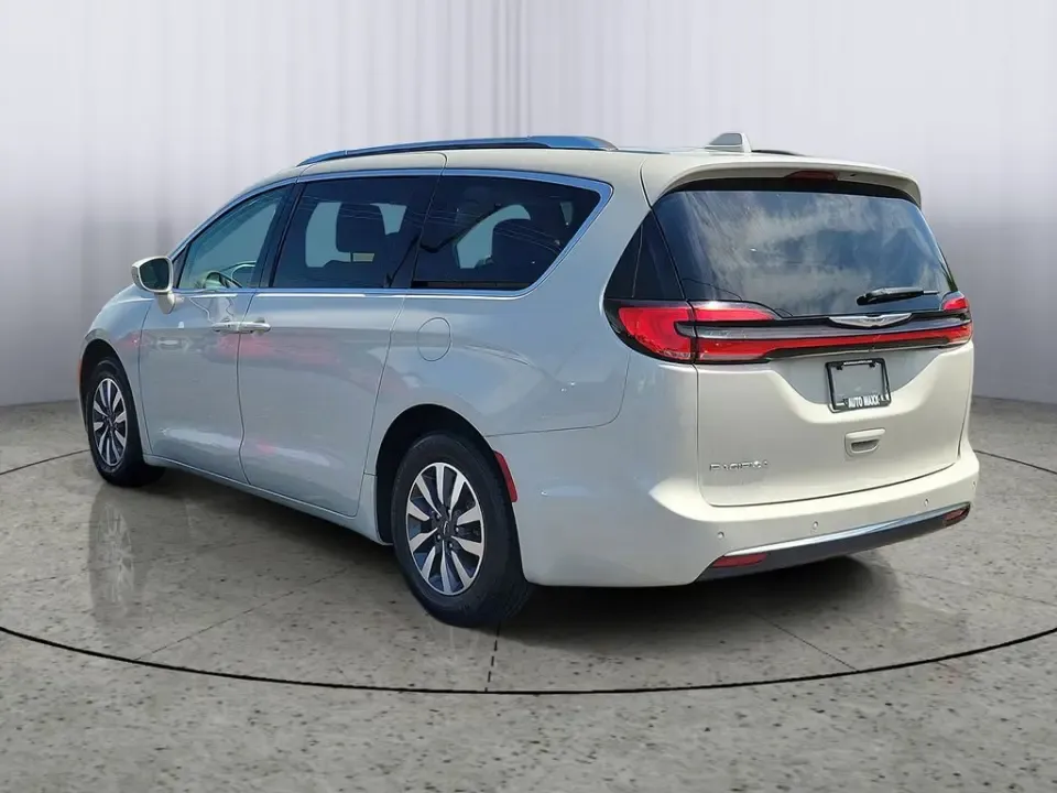 2021 White Pearl /Black Chrysler Pacifica Touring L (2C4RC1BG1MR) with an 3.6L V6 24V VVT engine, Automatic transmission, located at 6064 Gull Rd, Kalamazoo, MI, 49048, (269) 222-0088, 42.328388, -85.512924- Photo#4