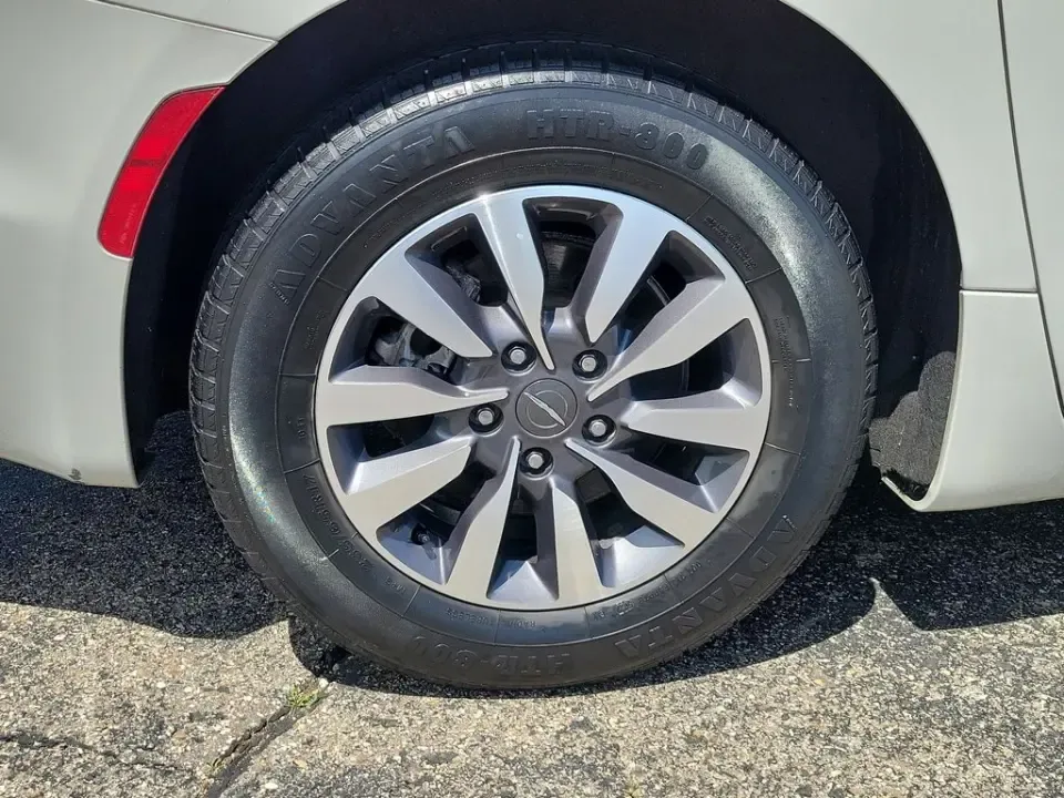 2021 White Pearl /Black Chrysler Pacifica Touring L (2C4RC1BG1MR) with an 3.6L V6 24V VVT engine, Automatic transmission, located at 6064 Gull Rd, Kalamazoo, MI, 49048, (269) 222-0088, 42.328388, -85.512924- Photo#8