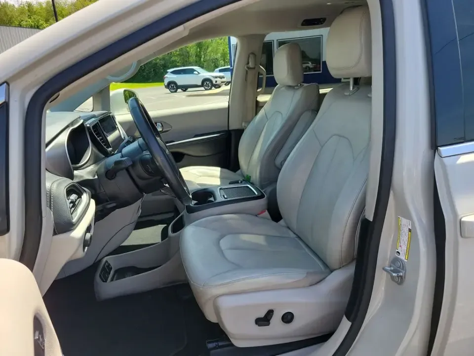2021 White Pearl /Black Chrysler Pacifica Touring L (2C4RC1BG1MR) with an 3.6L V6 24V VVT engine, Automatic transmission, located at 6064 Gull Rd, Kalamazoo, MI, 49048, (269) 222-0088, 42.328388, -85.512924- Photo#12
