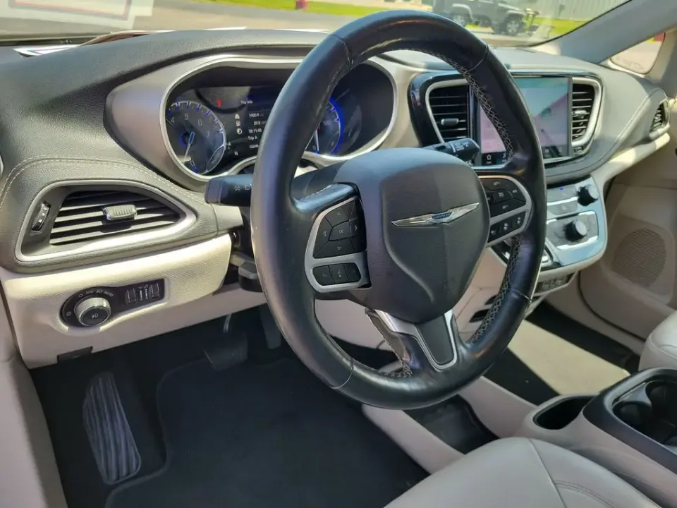 2021 White Pearl /Black Chrysler Pacifica Touring L (2C4RC1BG1MR) with an 3.6L V6 24V VVT engine, Automatic transmission, located at 6064 Gull Rd, Kalamazoo, MI, 49048, (269) 222-0088, 42.328388, -85.512924- Photo#14