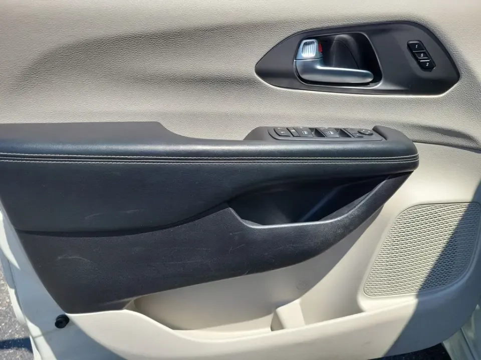 2021 White Pearl /Black Chrysler Pacifica Touring L (2C4RC1BG1MR) with an 3.6L V6 24V VVT engine, Automatic transmission, located at 6064 Gull Rd, Kalamazoo, MI, 49048, (269) 222-0088, 42.328388, -85.512924- Photo#16