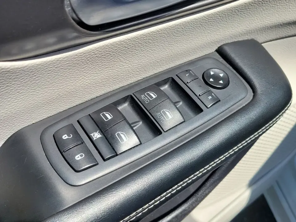 2021 White Pearl /Black Chrysler Pacifica Touring L (2C4RC1BG1MR) with an 3.6L V6 24V VVT engine, Automatic transmission, located at 6064 Gull Rd, Kalamazoo, MI, 49048, (269) 222-0088, 42.328388, -85.512924- Photo#18