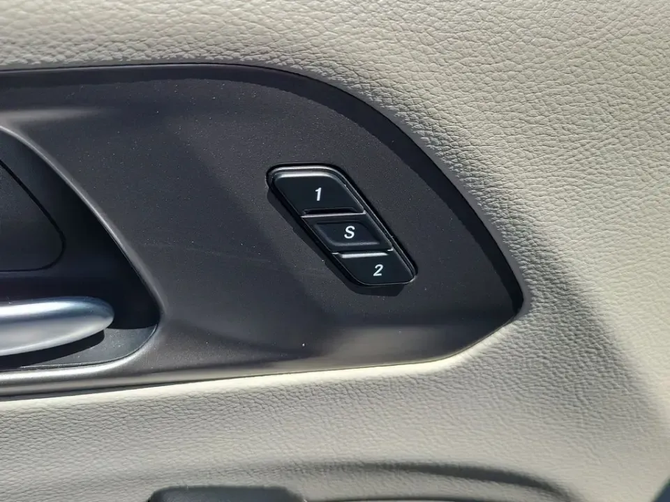 2021 White Pearl /Black Chrysler Pacifica Touring L (2C4RC1BG1MR) with an 3.6L V6 24V VVT engine, Automatic transmission, located at 6064 Gull Rd, Kalamazoo, MI, 49048, (269) 222-0088, 42.328388, -85.512924- Photo#20