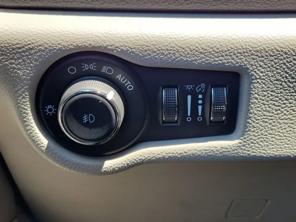 2021 White Pearl /Black Chrysler Pacifica Touring L (2C4RC1BG1MR) with an 3.6L V6 24V VVT engine, Automatic transmission, located at 6064 Gull Rd, Kalamazoo, MI, 49048, (269) 222-0088, 42.328388, -85.512924- Photo#22