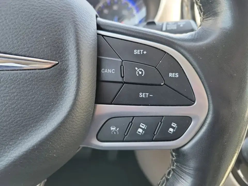 2021 White Pearl /Black Chrysler Pacifica Touring L (2C4RC1BG1MR) with an 3.6L V6 24V VVT engine, Automatic transmission, located at 6064 Gull Rd, Kalamazoo, MI, 49048, (269) 222-0088, 42.328388, -85.512924- Photo#30