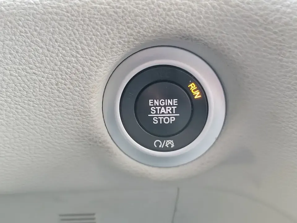 2021 White Pearl /Black Chrysler Pacifica Touring L (2C4RC1BG1MR) with an 3.6L V6 24V VVT engine, Automatic transmission, located at 6064 Gull Rd, Kalamazoo, MI, 49048, (269) 222-0088, 42.328388, -85.512924- Photo#38