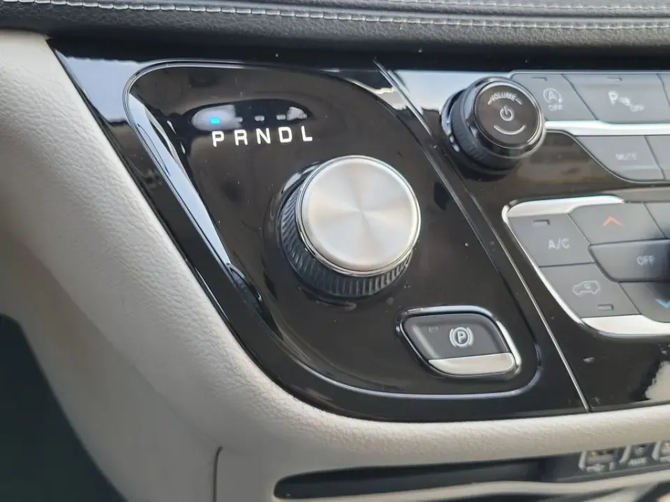 2021 White Pearl /Black Chrysler Pacifica Touring L (2C4RC1BG1MR) with an 3.6L V6 24V VVT engine, Automatic transmission, located at 6064 Gull Rd, Kalamazoo, MI, 49048, (269) 222-0088, 42.328388, -85.512924- Photo#40