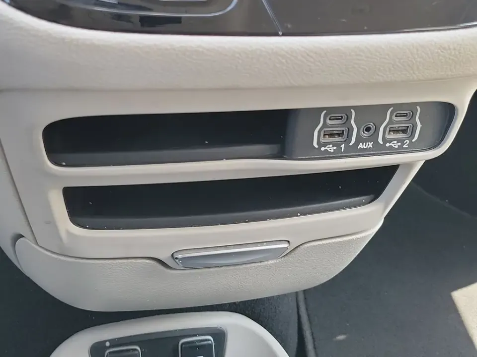 2021 White Pearl /Black Chrysler Pacifica Touring L (2C4RC1BG1MR) with an 3.6L V6 24V VVT engine, Automatic transmission, located at 6064 Gull Rd, Kalamazoo, MI, 49048, (269) 222-0088, 42.328388, -85.512924- Photo#44
