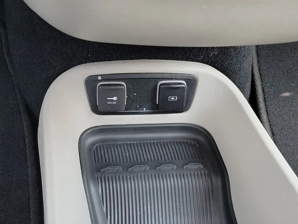 2021 White Pearl /Black Chrysler Pacifica Touring L (2C4RC1BG1MR) with an 3.6L V6 24V VVT engine, Automatic transmission, located at 6064 Gull Rd, Kalamazoo, MI, 49048, (269) 222-0088, 42.328388, -85.512924- Photo#46