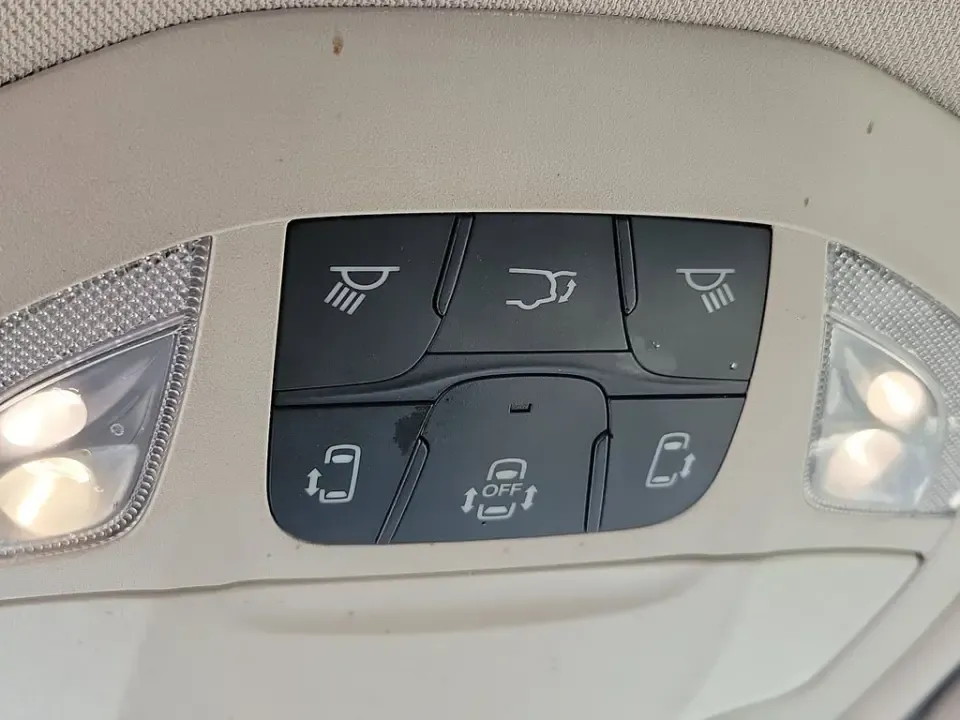 2021 White Pearl /Black Chrysler Pacifica Touring L (2C4RC1BG1MR) with an 3.6L V6 24V VVT engine, Automatic transmission, located at 6064 Gull Rd, Kalamazoo, MI, 49048, (269) 222-0088, 42.328388, -85.512924- Photo#48