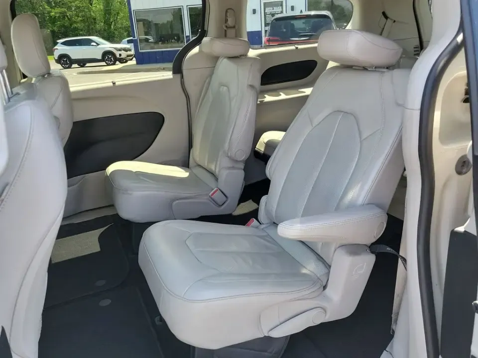 2021 White Pearl /Black Chrysler Pacifica Touring L (2C4RC1BG1MR) with an 3.6L V6 24V VVT engine, Automatic transmission, located at 6064 Gull Rd, Kalamazoo, MI, 49048, (269) 222-0088, 42.328388, -85.512924- Photo#50
