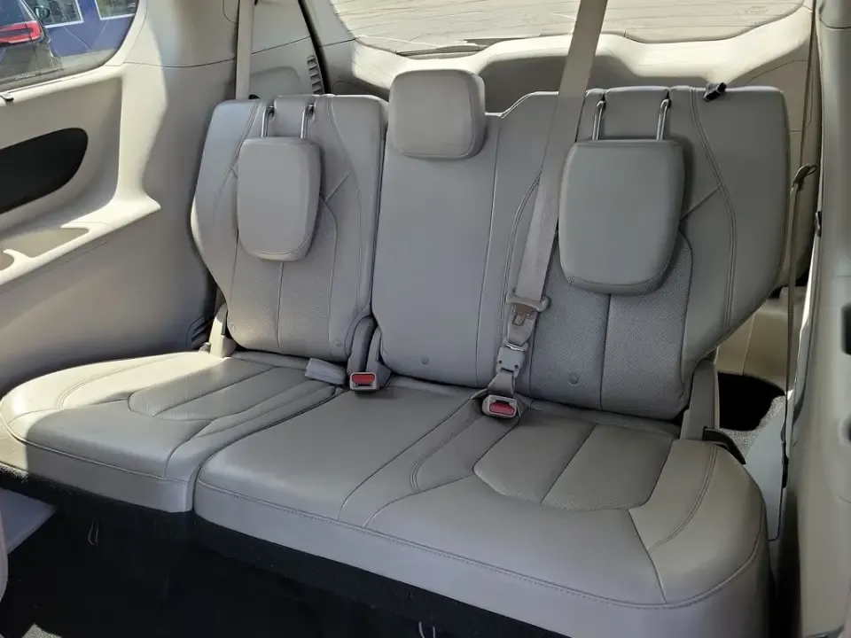 2021 White Pearl /Black Chrysler Pacifica Touring L (2C4RC1BG1MR) with an 3.6L V6 24V VVT engine, Automatic transmission, located at 6064 Gull Rd, Kalamazoo, MI, 49048, (269) 222-0088, 42.328388, -85.512924- Photo#52