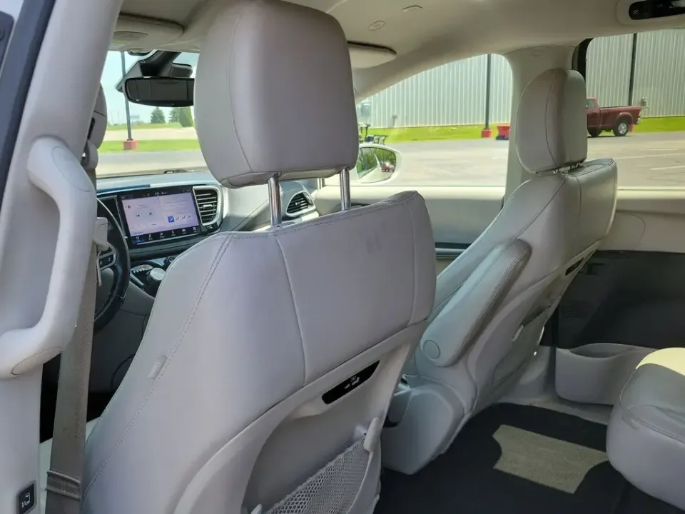 2021 White Pearl /Black Chrysler Pacifica Touring L (2C4RC1BG1MR) with an 3.6L V6 24V VVT engine, Automatic transmission, located at 6064 Gull Rd, Kalamazoo, MI, 49048, (269) 222-0088, 42.328388, -85.512924- Photo#54