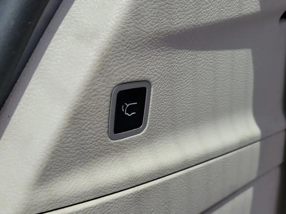 2021 White Pearl /Black Chrysler Pacifica Touring L (2C4RC1BG1MR) with an 3.6L V6 24V VVT engine, Automatic transmission, located at 6064 Gull Rd, Kalamazoo, MI, 49048, (269) 222-0088, 42.328388, -85.512924- Photo#66