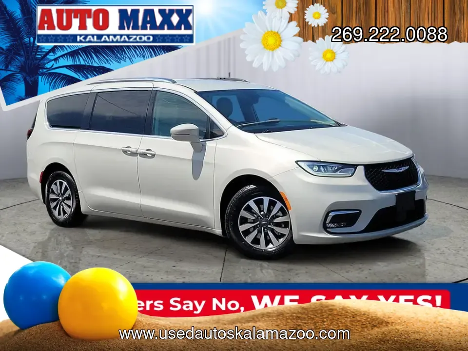 2021 White Pearl /Black Chrysler Pacifica Touring L (2C4RC1BG1MR) with an 3.6L V6 24V VVT engine, Automatic transmission, located at 6064 Gull Rd, Kalamazoo, MI, 49048, (269) 222-0088, 42.328388, -85.512924- Photo#0