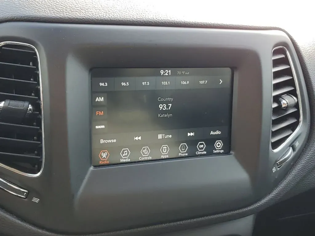 2020 Granite Crystal Metallic Clearcoat /Black Jeep Compass Latitude (3C4NJDBB5LT) with an 4 Cyl, 2.4L engine, 9-speed automatic transmission, located at 6064 Gull Rd, Kalamazoo, MI, 49048, (269) 222-0088, 42.328388, -85.512924 - Discover Adventure with the 2020 Jeep Compass Latitude 4WD Perfect for Your Next Journey!<br /> <br /> Are you ready to embrace new adventures while enjoying the comfort of a reliable SUV? Look no further than this stunning 2020 Jeep Compass Latitude 4WD, now available at AutoMaxx - Kalamazoo. Loca - Photo#18