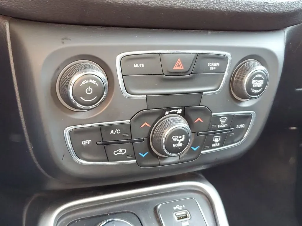 2020 Granite Crystal Metallic Clearcoat /Black Jeep Compass Latitude (3C4NJDBB5LT) with an 4 Cyl, 2.4L engine, 9-speed automatic transmission, located at 6064 Gull Rd, Kalamazoo, MI, 49048, (269) 222-0088, 42.328388, -85.512924 - Discover Adventure with the 2020 Jeep Compass Latitude 4WD Perfect for Your Next Journey!<br /> <br /> Are you ready to embrace new adventures while enjoying the comfort of a reliable SUV? Look no further than this stunning 2020 Jeep Compass Latitude 4WD, now available at AutoMaxx - Kalamazoo. Loca - Photo#20