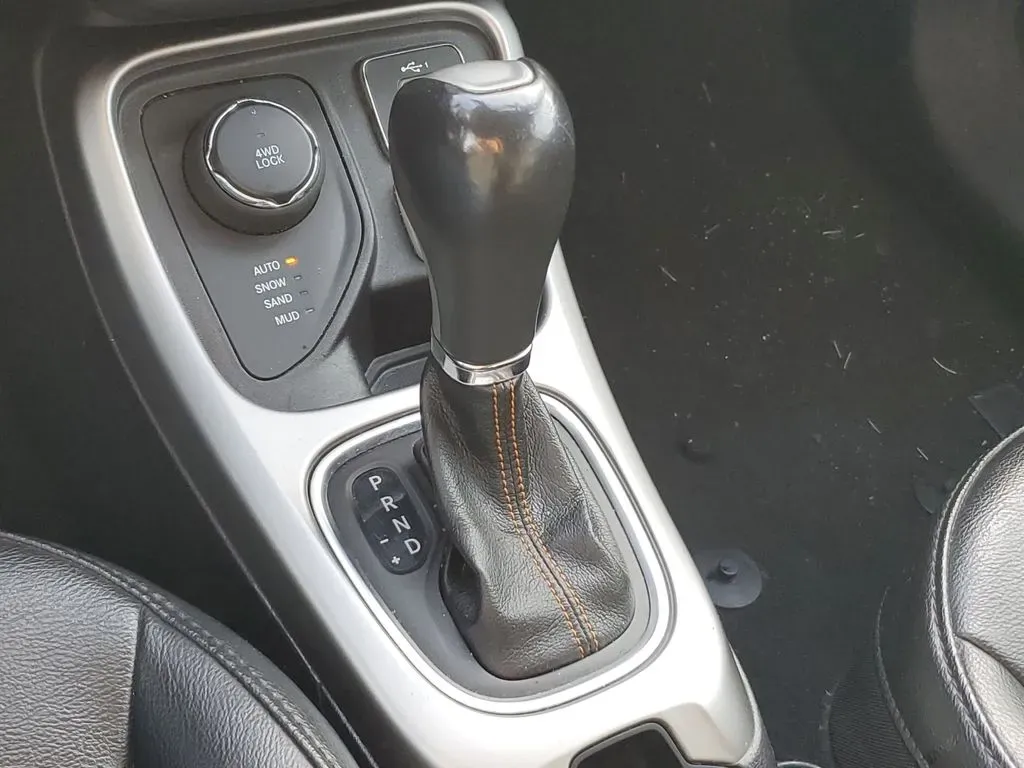 2020 Granite Crystal Metallic Clearcoat /Black Jeep Compass Latitude (3C4NJDBB5LT) with an 4 Cyl, 2.4L engine, 9-speed automatic transmission, located at 6064 Gull Rd, Kalamazoo, MI, 49048, (269) 222-0088, 42.328388, -85.512924 - Discover Adventure with the 2020 Jeep Compass Latitude 4WD Perfect for Your Next Journey!<br /> <br /> Are you ready to embrace new adventures while enjoying the comfort of a reliable SUV? Look no further than this stunning 2020 Jeep Compass Latitude 4WD, now available at AutoMaxx - Kalamazoo. Loca - Photo#21