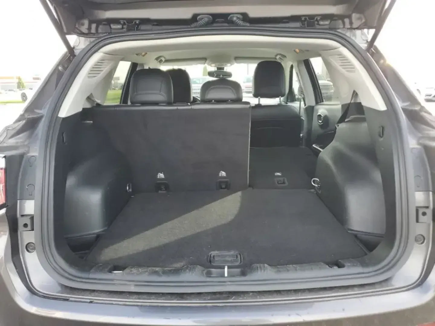 2020 Granite Crystal Metallic Clearcoat /Black Jeep Compass Latitude (3C4NJDBB5LT) with an 4 Cyl, 2.4L engine, 9-speed automatic transmission, located at 6064 Gull Rd, Kalamazoo, MI, 49048, (269) 222-0088, 42.328388, -85.512924 - Discover Adventure with the 2020 Jeep Compass Latitude 4WD Perfect for Your Next Journey!<br /> <br /> Are you ready to embrace new adventures while enjoying the comfort of a reliable SUV? Look no further than this stunning 2020 Jeep Compass Latitude 4WD, now available at AutoMaxx - Kalamazoo. Loca - Photo#5