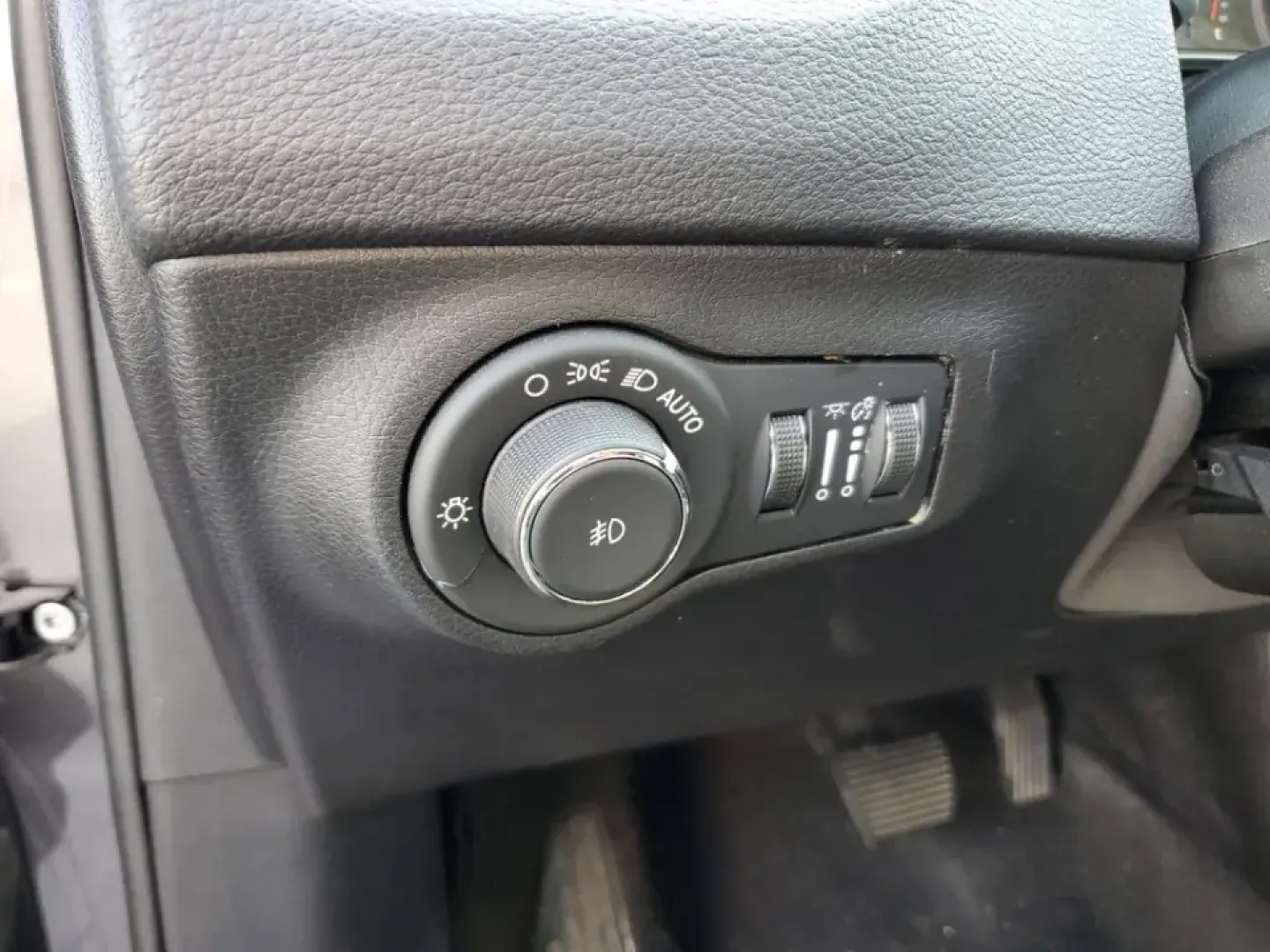2020 Granite Crystal Metallic Clearcoat /Black Jeep Compass Latitude (3C4NJDBB5LT) with an 4 Cyl, 2.4L engine, 9-speed automatic transmission, located at 6064 Gull Rd, Kalamazoo, MI, 49048, (269) 222-0088, 42.328388, -85.512924 - Discover Adventure with the 2020 Jeep Compass Latitude 4WD Perfect for Your Next Journey!<br /> <br /> Are you ready to embrace new adventures while enjoying the comfort of a reliable SUV? Look no further than this stunning 2020 Jeep Compass Latitude 4WD, now available at AutoMaxx - Kalamazoo. Loca- Photo#12