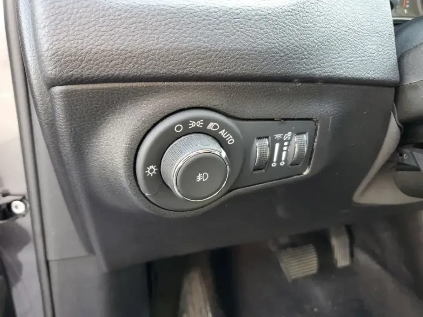 2020 Granite Crystal Metallic Clearcoat /Black Jeep Compass Latitude (3C4NJDBB5LT) with an 4 Cyl, 2.4L engine, 9-speed automatic transmission, located at 6064 Gull Rd, Kalamazoo, MI, 49048, (269) 222-0088, 42.328388, -85.512924 - Discover Adventure with the 2020 Jeep Compass Latitude 4WD Perfect for Your Next Journey!<br /> <br /> Are you ready to embrace new adventures while enjoying the comfort of a reliable SUV? Look no further than this stunning 2020 Jeep Compass Latitude 4WD, now available at AutoMaxx - Kalamazoo. Loca - Photo#12