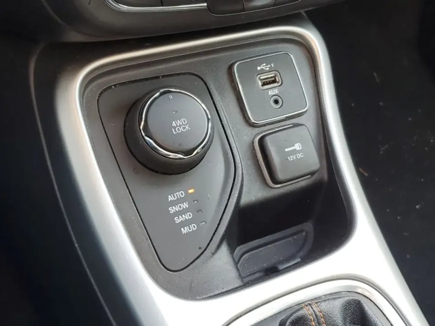 2020 Granite Crystal Metallic Clearcoat /Black Jeep Compass Latitude (3C4NJDBB5LT) with an 4 Cyl, 2.4L engine, 9-speed automatic transmission, located at 6064 Gull Rd, Kalamazoo, MI, 49048, (269) 222-0088, 42.328388, -85.512924 - Discover Adventure with the 2020 Jeep Compass Latitude 4WD Perfect for Your Next Journey!<br /> <br /> Are you ready to embrace new adventures while enjoying the comfort of a reliable SUV? Look no further than this stunning 2020 Jeep Compass Latitude 4WD, now available at AutoMaxx - Kalamazoo. Loca- Photo#22