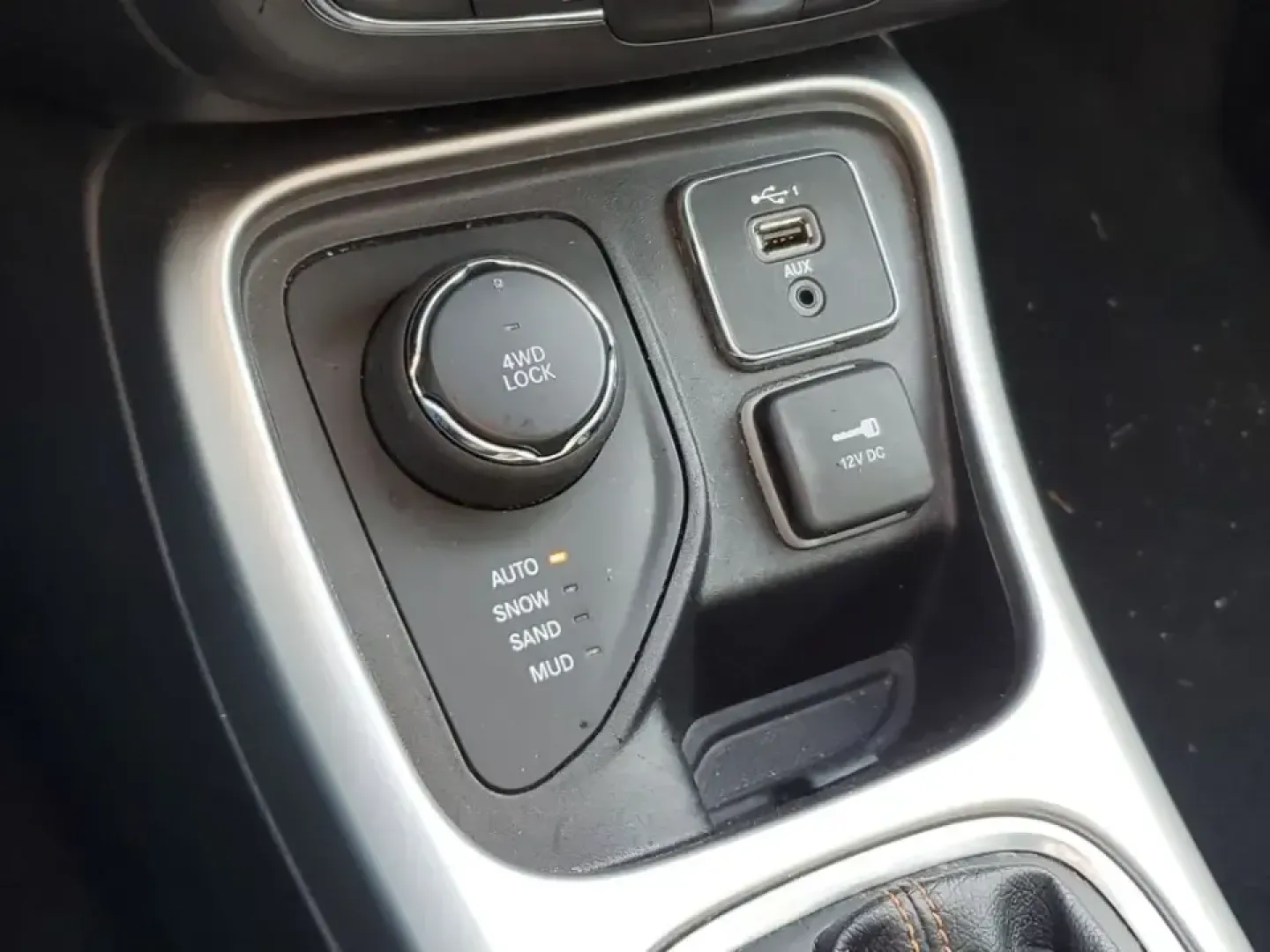 2020 Granite Crystal Metallic Clearcoat /Black Jeep Compass Latitude (3C4NJDBB5LT) with an 4 Cyl, 2.4L engine, 9-speed automatic transmission, located at 6064 Gull Rd, Kalamazoo, MI, 49048, (269) 222-0088, 42.328388, -85.512924 - Discover Adventure with the 2020 Jeep Compass Latitude 4WD Perfect for Your Next Journey!<br /> <br /> Are you ready to embrace new adventures while enjoying the comfort of a reliable SUV? Look no further than this stunning 2020 Jeep Compass Latitude 4WD, now available at AutoMaxx - Kalamazoo. Loca - Photo#22