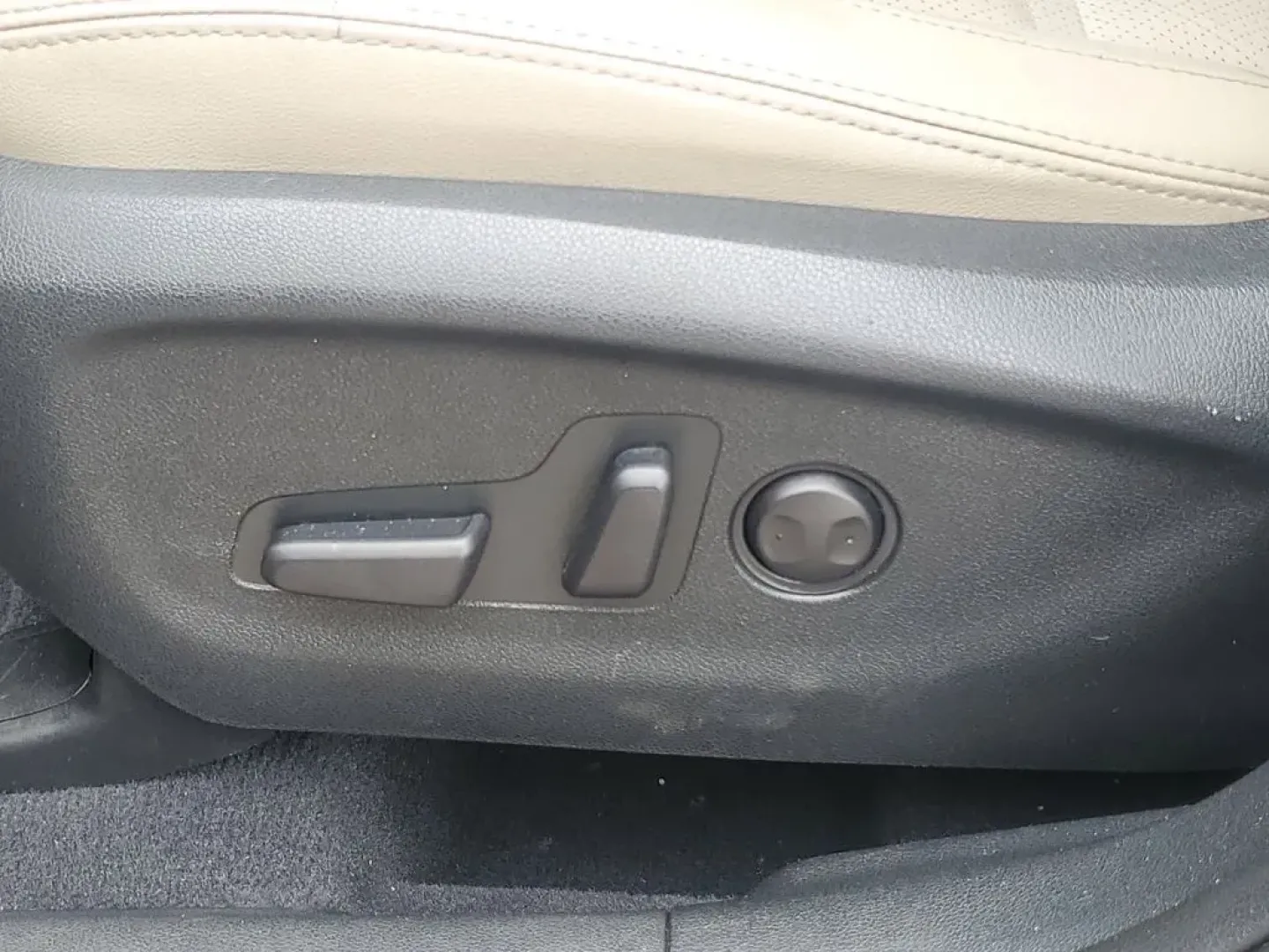 2020 Ebony Black /Stone Beige Kia Sorento EX V6 (5XYPHDA52LG) with an V6, 3.3L engine, 8-speed automatic transmission, located at 6064 Gull Rd, Kalamazoo, MI, 49048, (269) 222-0088, 42.328388, -85.512924 - <b>Summary</b><br>Power Moonroof NAVIGATION PACKAGE<br><br><b>Vehicle Details</b><br>Introducing the 2020 Kia Sorento EX V6 AWD the perfect blend of power, luxury, and technology! This stunning SUV is designed to elevate your driving experience with its robust V6, 3.3L engine that delivers exhilara - Photo#9