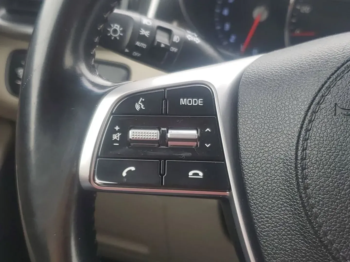 2020 Ebony Black /Stone Beige Kia Sorento EX V6 (5XYPHDA52LG) with an V6, 3.3L engine, 8-speed automatic transmission, located at 6064 Gull Rd, Kalamazoo, MI, 49048, (269) 222-0088, 42.328388, -85.512924 - <b>Summary</b><br>Power Moonroof NAVIGATION PACKAGE<br><br><b>Vehicle Details</b><br>Introducing the 2020 Kia Sorento EX V6 AWD the perfect blend of power, luxury, and technology! This stunning SUV is designed to elevate your driving experience with its robust V6, 3.3L engine that delivers exhilara - Photo#15