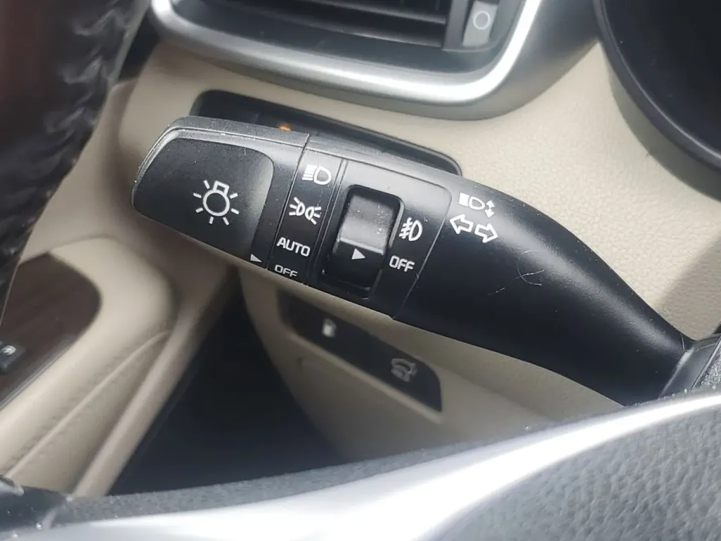 2020 Ebony Black /Stone Beige Kia Sorento EX V6 (5XYPHDA52LG) with an V6, 3.3L engine, 8-speed automatic transmission, located at 6064 Gull Rd, Kalamazoo, MI, 49048, (269) 222-0088, 42.328388, -85.512924 - <b>Summary</b><br>Power Moonroof NAVIGATION PACKAGE<br><br><b>Vehicle Details</b><br>Introducing the 2020 Kia Sorento EX V6 AWD the perfect blend of power, luxury, and technology! This stunning SUV is designed to elevate your driving experience with its robust V6, 3.3L engine that delivers exhilara - Photo#17
