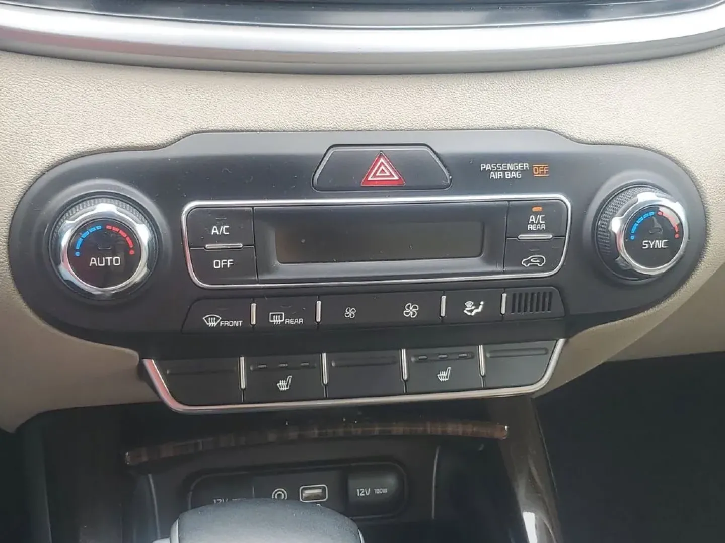 2020 Ebony Black /Stone Beige Kia Sorento EX V6 (5XYPHDA52LG) with an V6, 3.3L engine, 8-speed automatic transmission, located at 6064 Gull Rd, Kalamazoo, MI, 49048, (269) 222-0088, 42.328388, -85.512924 - <b>Summary</b><br>Power Moonroof NAVIGATION PACKAGE<br><br><b>Vehicle Details</b><br>Introducing the 2020 Kia Sorento EX V6 AWD the perfect blend of power, luxury, and technology! This stunning SUV is designed to elevate your driving experience with its robust V6, 3.3L engine that delivers exhilara - Photo#21