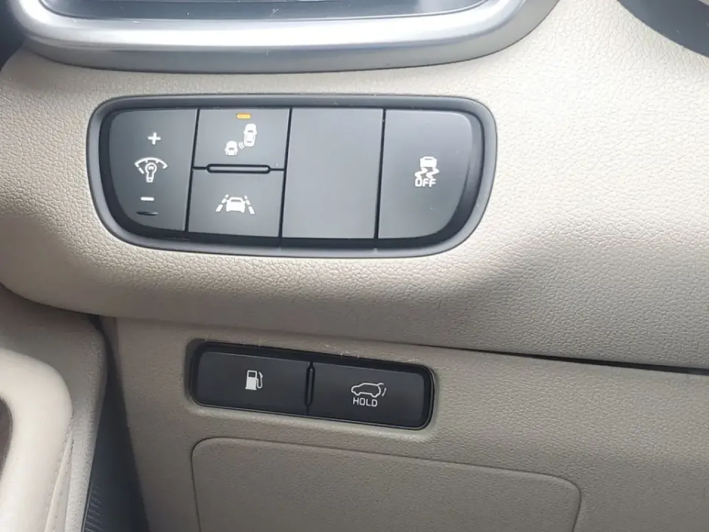 2020 Ebony Black /Stone Beige Kia Sorento EX V6 (5XYPHDA52LG) with an V6, 3.3L engine, 8-speed automatic transmission, located at 6064 Gull Rd, Kalamazoo, MI, 49048, (269) 222-0088, 42.328388, -85.512924 - **Explore New Horizons with the 2020 Kia Sorento EX V6 AWD Your Ideal Family SUV!**<br /> <br /> Are you ready to elevate your family adventures or daily commutes? The 2020 Kia Sorento EX V6 AWD is designed for those who value comfort, safety, and versatility. Whether you're heading to the nearby C- Photo#13