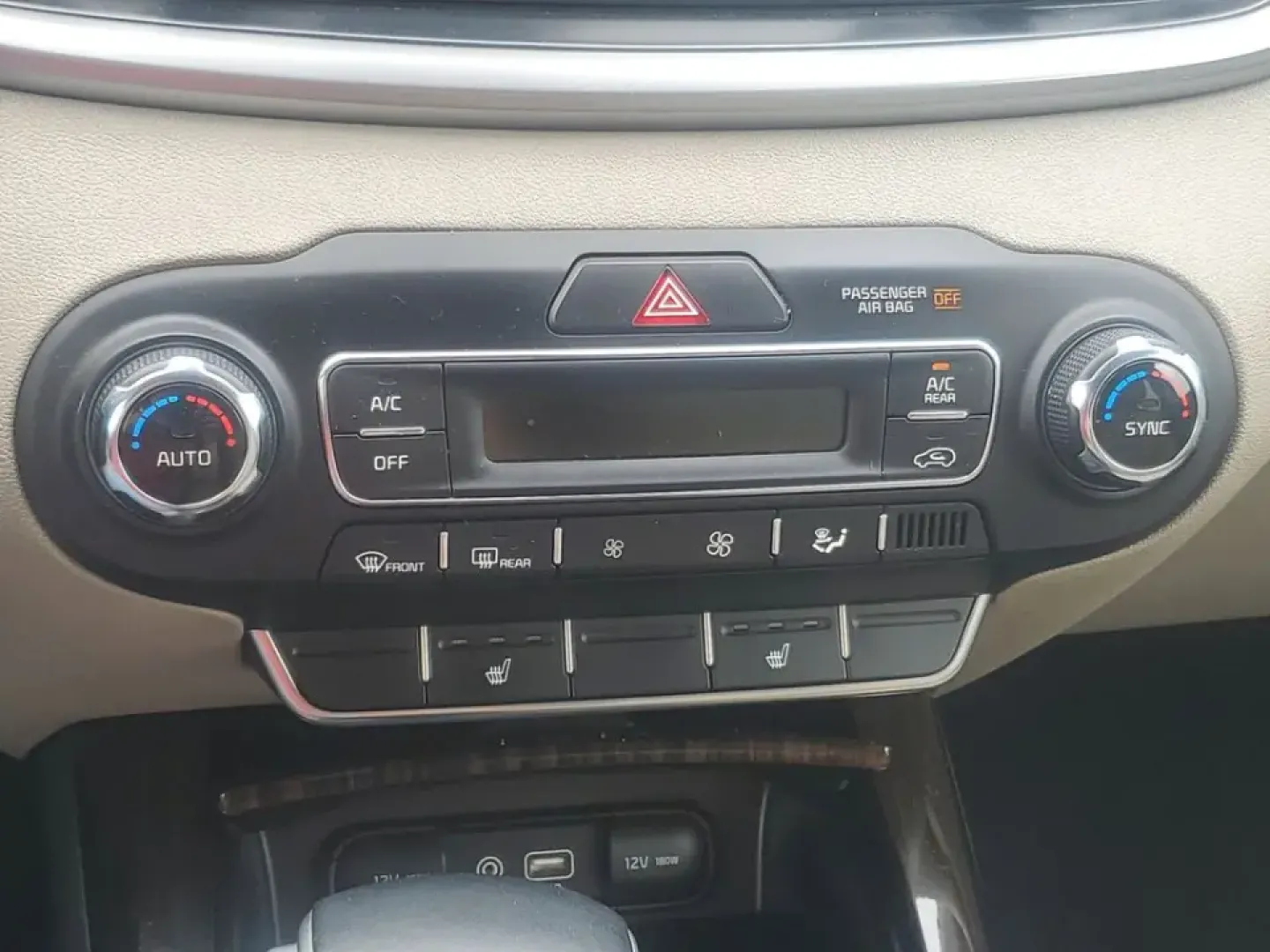 2020 Ebony Black /Stone Beige Kia Sorento EX V6 (5XYPHDA52LG) with an V6, 3.3L engine, 8-speed automatic transmission, located at 6064 Gull Rd, Kalamazoo, MI, 49048, (269) 222-0088, 42.328388, -85.512924 - **Explore New Horizons with the 2020 Kia Sorento EX V6 AWD Your Ideal Family SUV!**<br /> <br /> Are you ready to elevate your family adventures or daily commutes? The 2020 Kia Sorento EX V6 AWD is designed for those who value comfort, safety, and versatility. Whether you're heading to the nearby C- Photo#20