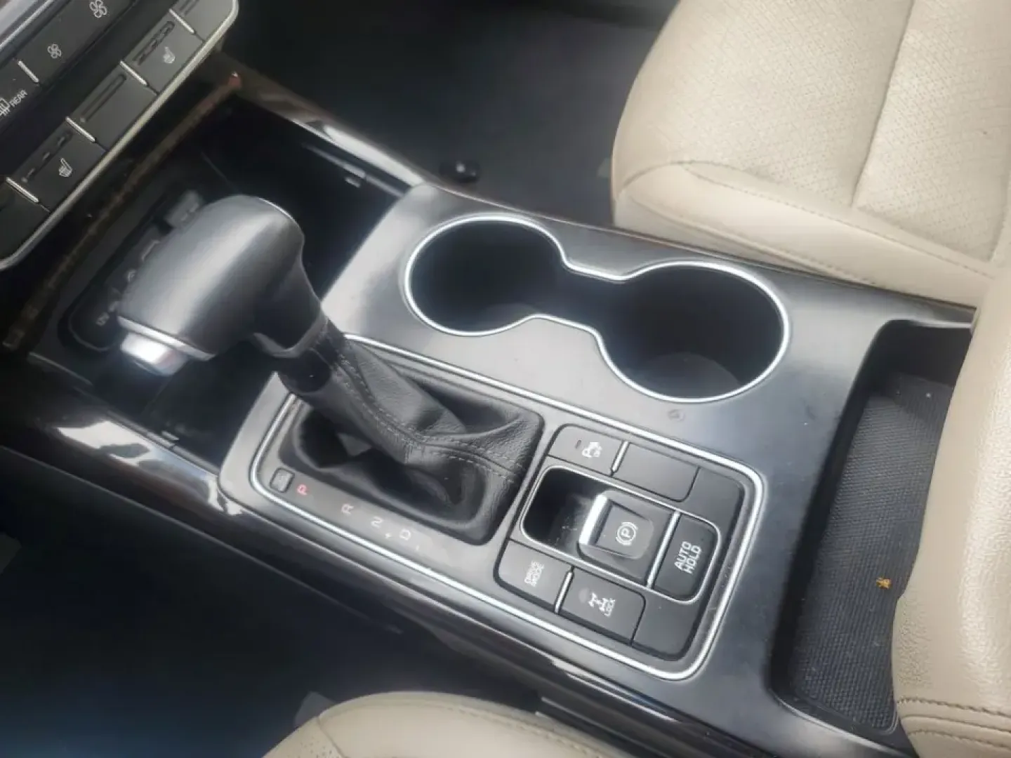 2020 Ebony Black /Stone Beige Kia Sorento EX V6 (5XYPHDA52LG) with an V6, 3.3L engine, 8-speed automatic transmission, located at 6064 Gull Rd, Kalamazoo, MI, 49048, (269) 222-0088, 42.328388, -85.512924 - **Explore New Horizons with the 2020 Kia Sorento EX V6 AWD Your Ideal Family SUV!**<br /> <br /> Are you ready to elevate your family adventures or daily commutes? The 2020 Kia Sorento EX V6 AWD is designed for those who value comfort, safety, and versatility. Whether you're heading to the nearby C- Photo#21