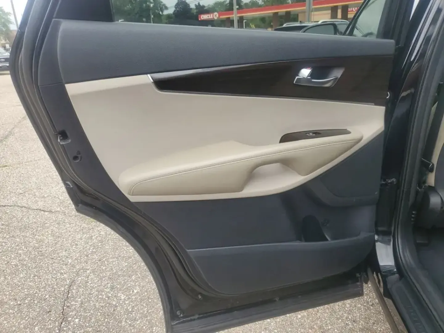2020 Ebony Black /Stone Beige Kia Sorento EX V6 (5XYPHDA52LG) with an V6, 3.3L engine, 8-speed automatic transmission, located at 6064 Gull Rd, Kalamazoo, MI, 49048, (269) 222-0088, 42.328388, -85.512924 - **Explore New Horizons with the 2020 Kia Sorento EX V6 AWD Your Ideal Family SUV!**<br /> <br /> Are you ready to elevate your family adventures or daily commutes? The 2020 Kia Sorento EX V6 AWD is designed for those who value comfort, safety, and versatility. Whether you're heading to the nearby C- Photo#23
