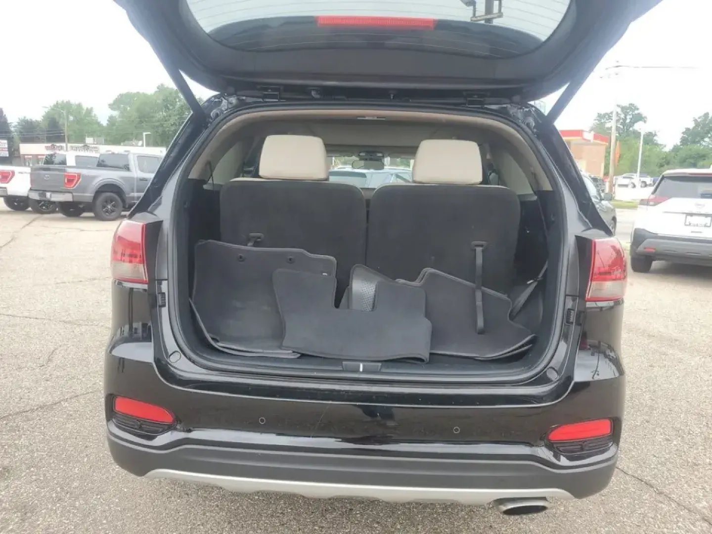 2020 Ebony Black /Stone Beige Kia Sorento EX V6 (5XYPHDA52LG) with an V6, 3.3L engine, 8-speed automatic transmission, located at 6064 Gull Rd, Kalamazoo, MI, 49048, (269) 222-0088, 42.328388, -85.512924 - **Explore New Horizons with the 2020 Kia Sorento EX V6 AWD Your Ideal Family SUV!**<br /> <br /> Are you ready to elevate your family adventures or daily commutes? The 2020 Kia Sorento EX V6 AWD is designed for those who value comfort, safety, and versatility. Whether you're heading to the nearby C- Photo#27