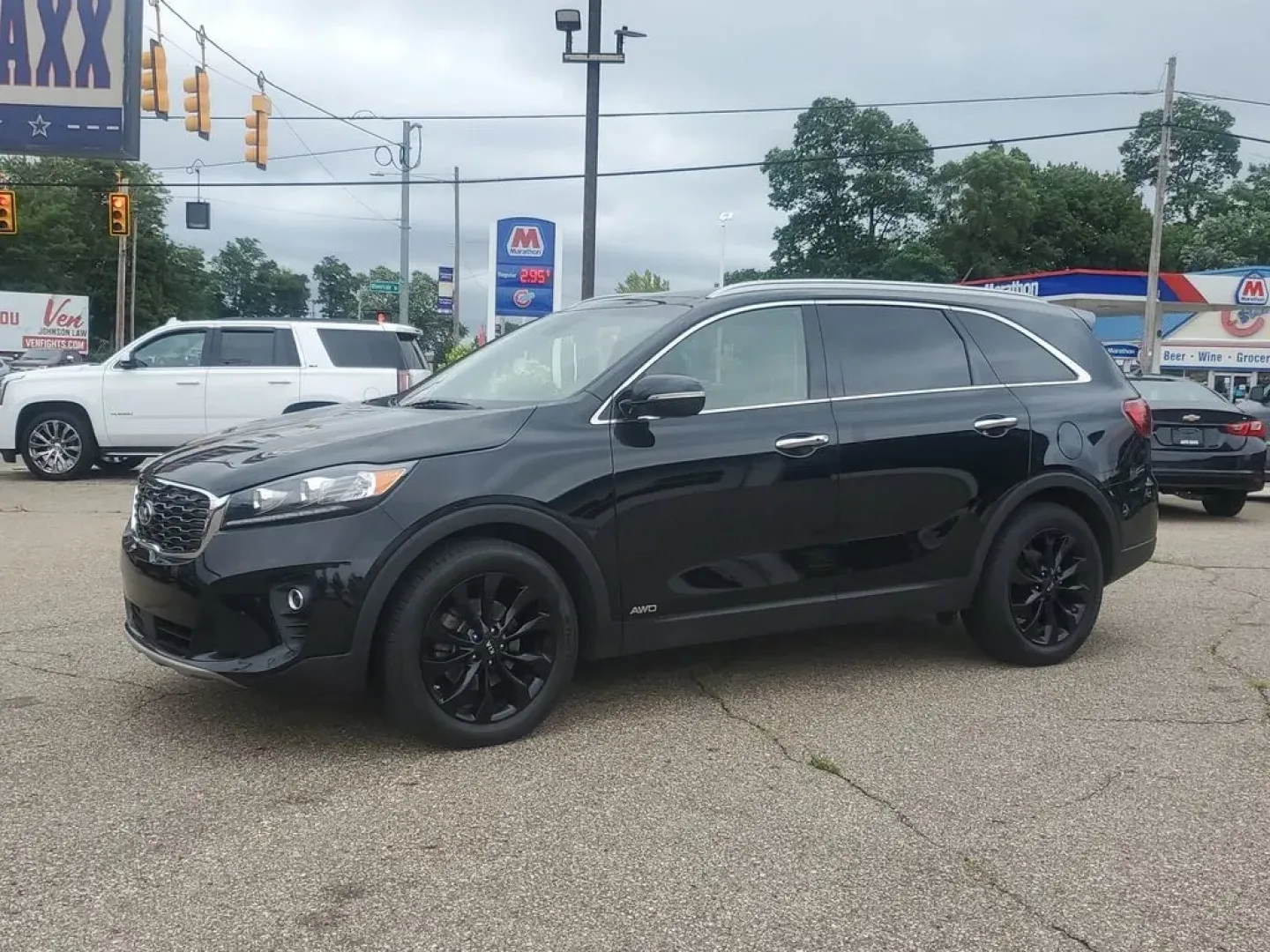 2020 Ebony Black /Stone Beige Kia Sorento EX V6 (5XYPHDA52LG) with an V6, 3.3L engine, 8-speed automatic transmission, located at 6064 Gull Rd, Kalamazoo, MI, 49048, (269) 222-0088, 42.328388, -85.512924 - <b>Summary</b><br>Power Moonroof NAVIGATION PACKAGE<br><br><b>Vehicle Details</b><br>Introducing the 2020 Kia Sorento EX V6 AWD the perfect blend of power, luxury, and technology! This stunning SUV is designed to elevate your driving experience with its robust V6, 3.3L engine that delivers exhilara - Photo#2