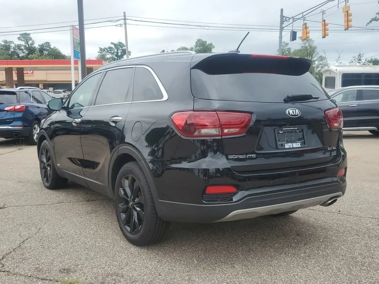 2020 Ebony Black /Stone Beige Kia Sorento EX V6 (5XYPHDA52LG) with an V6, 3.3L engine, 8-speed automatic transmission, located at 6064 Gull Rd, Kalamazoo, MI, 49048, (269) 222-0088, 42.328388, -85.512924 - <b>Summary</b><br>Power Moonroof NAVIGATION PACKAGE<br><br><b>Vehicle Details</b><br>Introducing the 2020 Kia Sorento EX V6 AWD the perfect blend of power, luxury, and technology! This stunning SUV is designed to elevate your driving experience with its robust V6, 3.3L engine that delivers exhilara - Photo#3