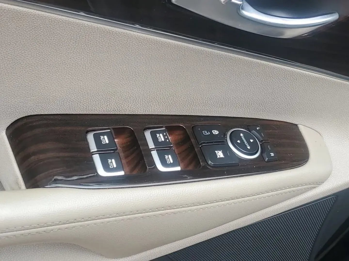 2020 Ebony Black /Stone Beige Kia Sorento EX V6 (5XYPHDA52LG) with an V6, 3.3L engine, 8-speed automatic transmission, located at 6064 Gull Rd, Kalamazoo, MI, 49048, (269) 222-0088, 42.328388, -85.512924 - <b>Summary</b><br>Power Moonroof NAVIGATION PACKAGE<br><br><b>Vehicle Details</b><br>Introducing the 2020 Kia Sorento EX V6 AWD the perfect blend of power, luxury, and technology! This stunning SUV is designed to elevate your driving experience with its robust V6, 3.3L engine that delivers exhilara - Photo#7