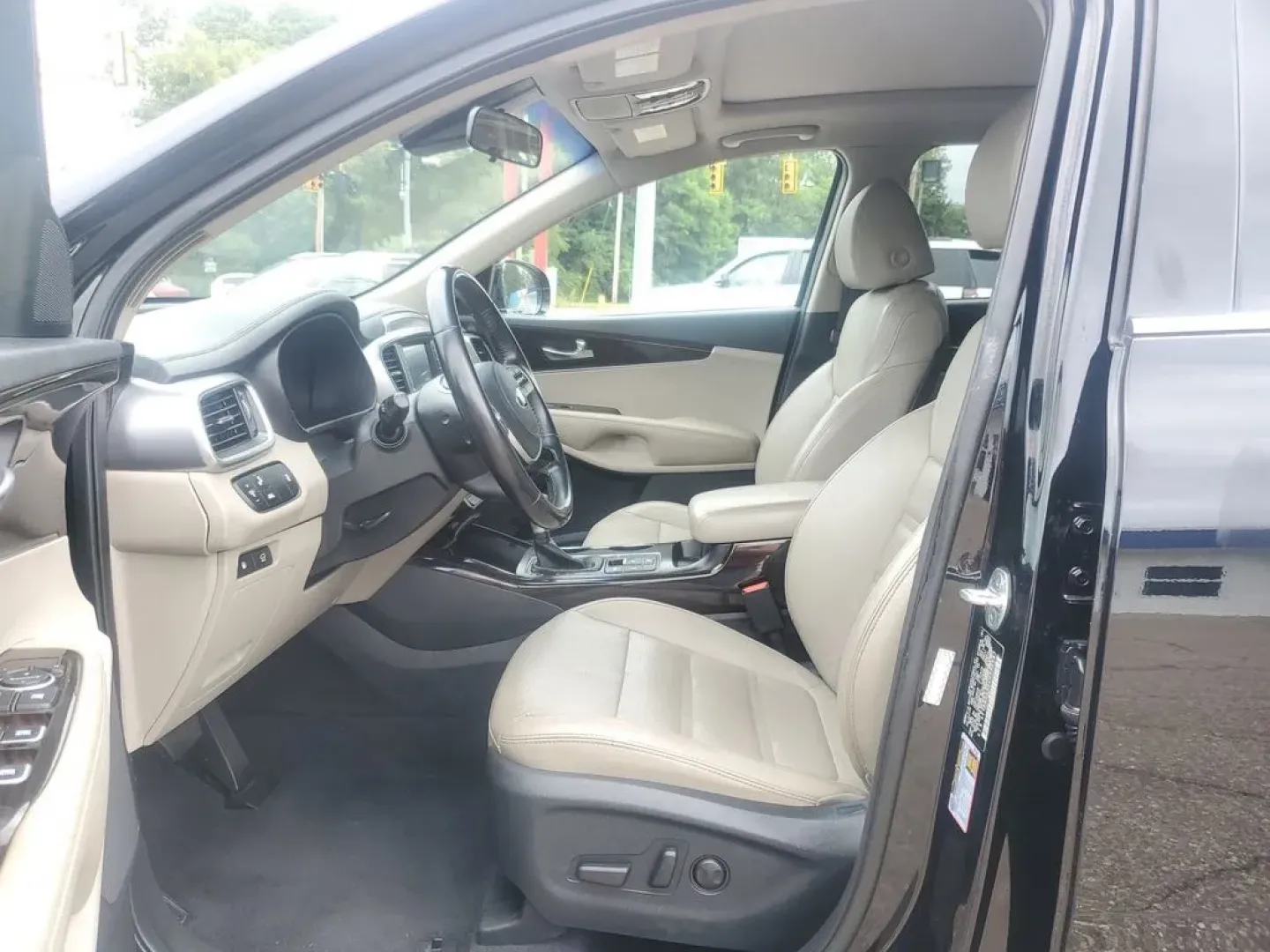 2020 Ebony Black /Stone Beige Kia Sorento EX V6 (5XYPHDA52LG) with an V6, 3.3L engine, 8-speed automatic transmission, located at 6064 Gull Rd, Kalamazoo, MI, 49048, (269) 222-0088, 42.328388, -85.512924 - <b>Summary</b><br>Power Moonroof NAVIGATION PACKAGE<br><br><b>Vehicle Details</b><br>Introducing the 2020 Kia Sorento EX V6 AWD the perfect blend of power, luxury, and technology! This stunning SUV is designed to elevate your driving experience with its robust V6, 3.3L engine that delivers exhilara - Photo#8