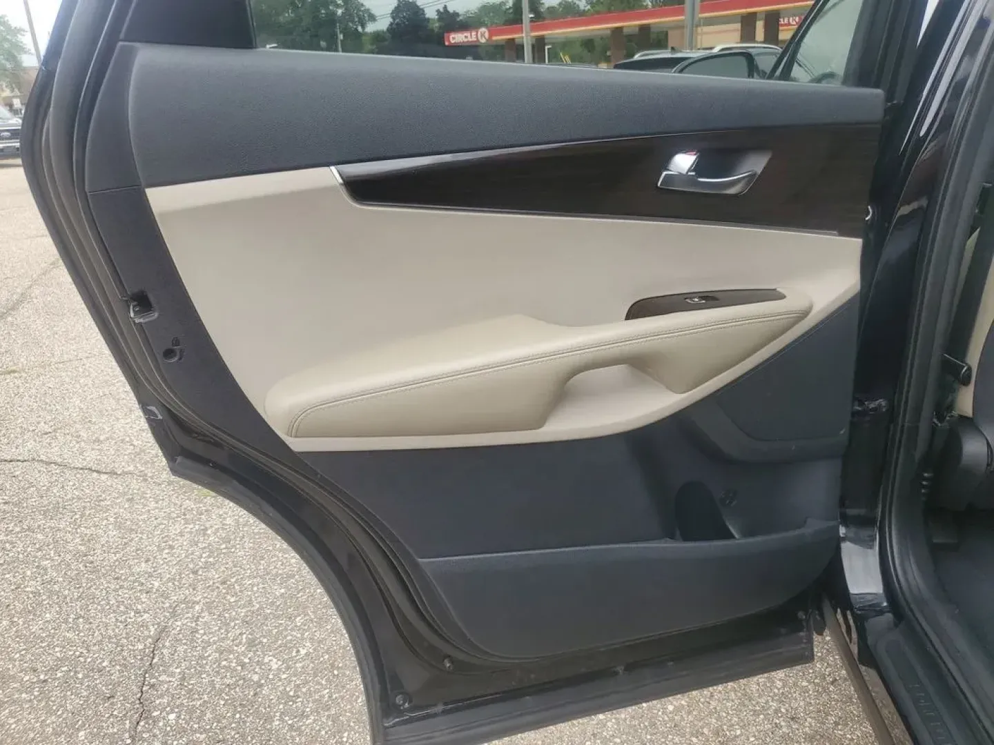 2020 Ebony Black /Stone Beige Kia Sorento EX V6 (5XYPHDA52LG) with an V6, 3.3L engine, 8-speed automatic transmission, located at 6064 Gull Rd, Kalamazoo, MI, 49048, (269) 222-0088, 42.328388, -85.512924 - <b>Summary</b><br>Power Moonroof NAVIGATION PACKAGE<br><br><b>Vehicle Details</b><br>Introducing the 2020 Kia Sorento EX V6 AWD the perfect blend of power, luxury, and technology! This stunning SUV is designed to elevate your driving experience with its robust V6, 3.3L engine that delivers exhilara - Photo#24