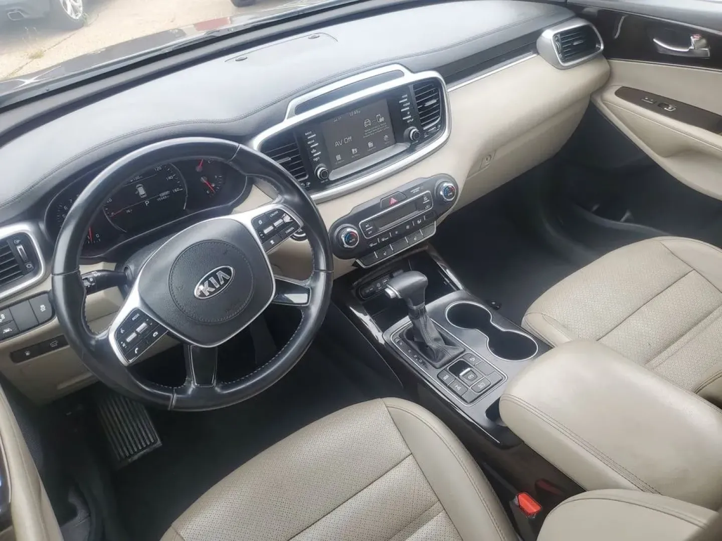 2020 Ebony Black /Stone Beige Kia Sorento EX V6 (5XYPHDA52LG) with an V6, 3.3L engine, 8-speed automatic transmission, located at 6064 Gull Rd, Kalamazoo, MI, 49048, (269) 222-0088, 42.328388, -85.512924 - <b>Summary</b><br>Power Moonroof NAVIGATION PACKAGE<br><br><b>Vehicle Details</b><br>Introducing the 2020 Kia Sorento EX V6 AWD the perfect blend of power, luxury, and technology! This stunning SUV is designed to elevate your driving experience with its robust V6, 3.3L engine that delivers exhilara - Photo#26