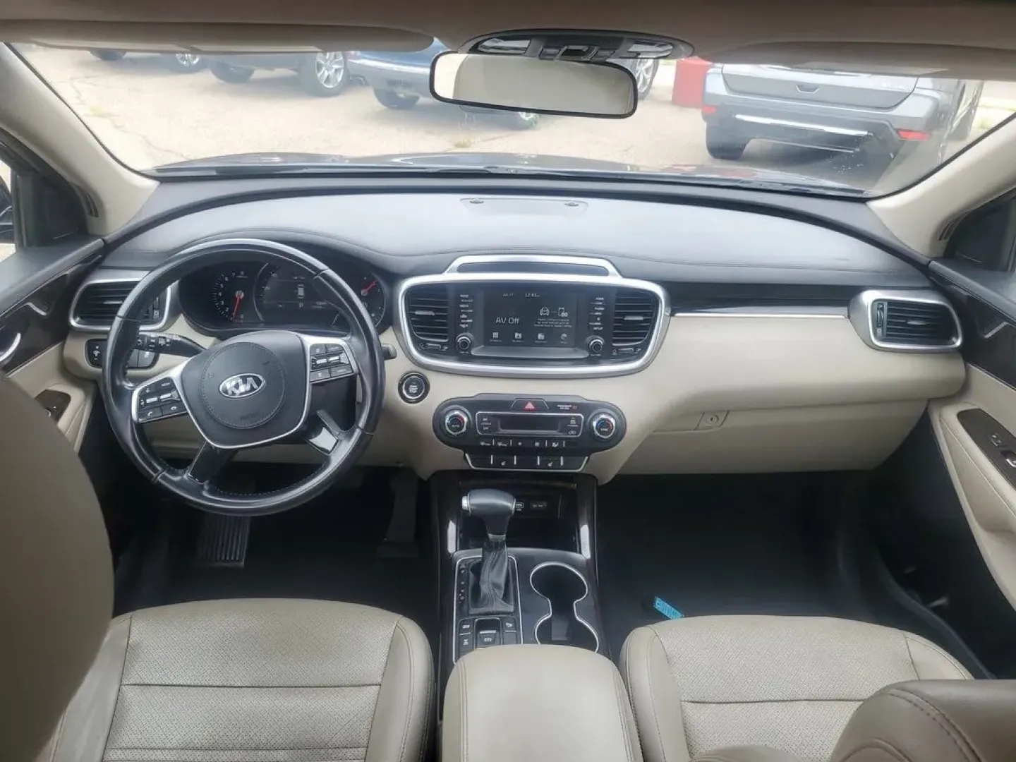 2020 Ebony Black /Stone Beige Kia Sorento EX V6 (5XYPHDA52LG) with an V6, 3.3L engine, 8-speed automatic transmission, located at 6064 Gull Rd, Kalamazoo, MI, 49048, (269) 222-0088, 42.328388, -85.512924 - <b>Summary</b><br>Power Moonroof NAVIGATION PACKAGE<br><br><b>Vehicle Details</b><br>Introducing the 2020 Kia Sorento EX V6 AWD the perfect blend of power, luxury, and technology! This stunning SUV is designed to elevate your driving experience with its robust V6, 3.3L engine that delivers exhilara - Photo#27