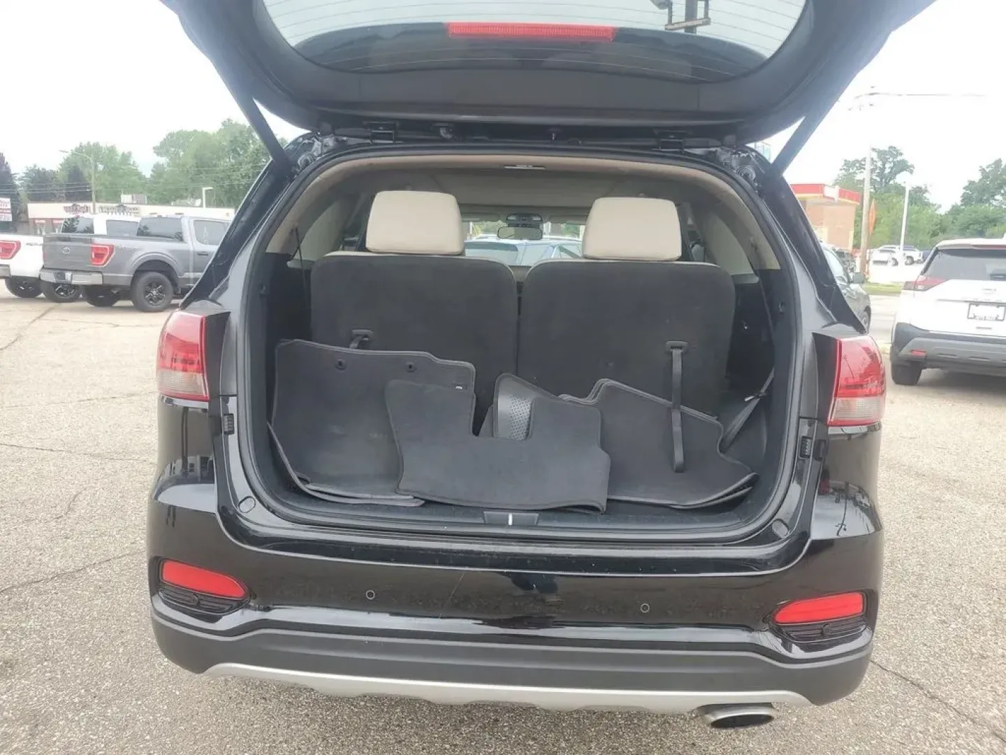 2020 Ebony Black /Stone Beige Kia Sorento EX V6 (5XYPHDA52LG) with an V6, 3.3L engine, 8-speed automatic transmission, located at 6064 Gull Rd, Kalamazoo, MI, 49048, (269) 222-0088, 42.328388, -85.512924 - <b>Summary</b><br>Power Moonroof NAVIGATION PACKAGE<br><br><b>Vehicle Details</b><br>Introducing the 2020 Kia Sorento EX V6 AWD the perfect blend of power, luxury, and technology! This stunning SUV is designed to elevate your driving experience with its robust V6, 3.3L engine that delivers exhilara - Photo#28
