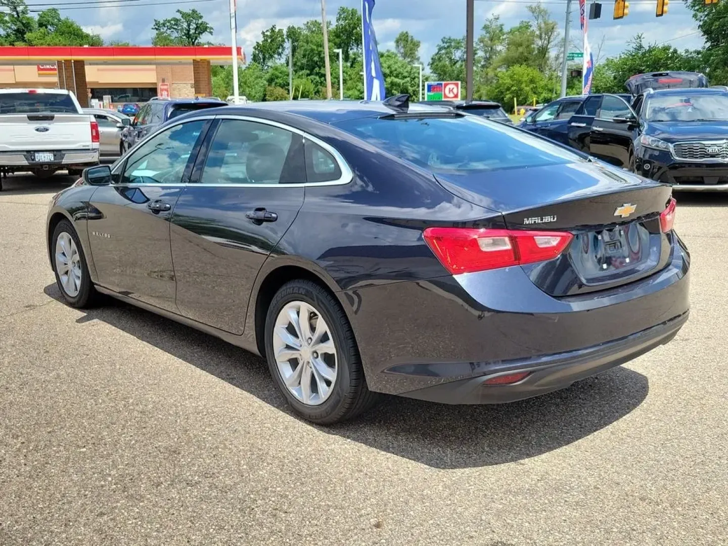 2023 Dark Ash Metallic /Jet Black Chevrolet Malibu LT (1G1ZD5ST2PF) with an 4 Cyl, 1.5L engine, CVT transmission, located at 6064 Gull Rd, Kalamazoo, MI, 49048, (269) 222-0088, 42.328388, -85.512924 - **Experience the Perfect Blend of Style and Comfort with the 2023 Chevrolet Malibu** <br /> <br /> If you're searching for a vehicle that seamlessly fits into your busy lifestyle, look no further than this stunning 2023 Chevrolet Malibu, now available at AutoMaxx - Battle Creek. This sleek sedan is - Photo#3