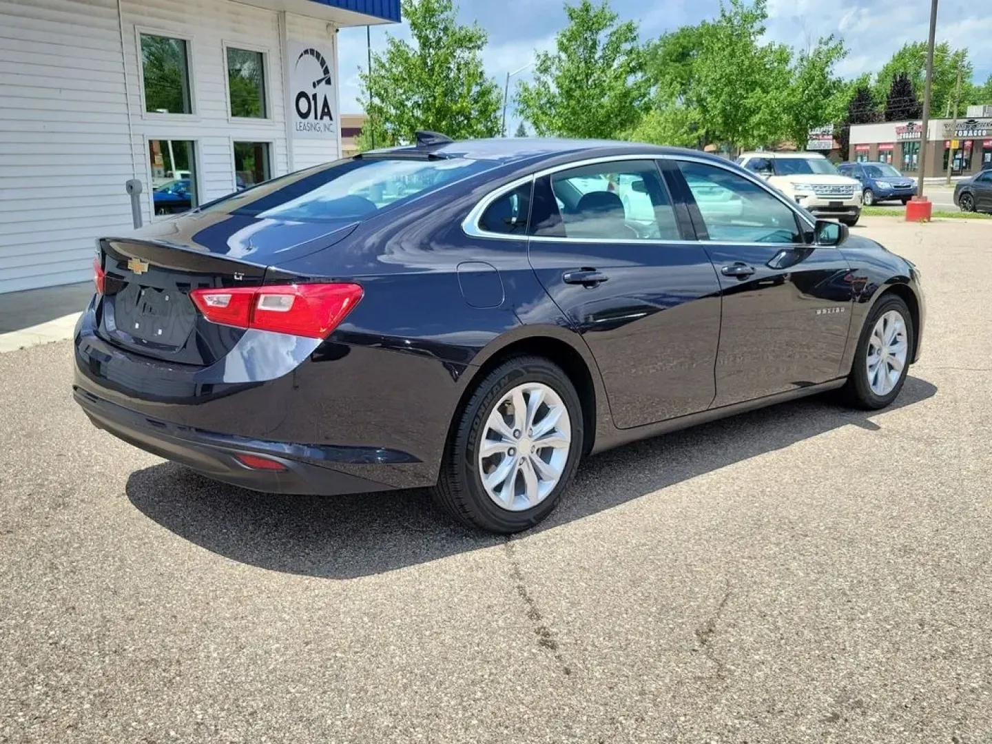 2023 Dark Ash Metallic /Jet Black Chevrolet Malibu LT (1G1ZD5ST2PF) with an 4 Cyl, 1.5L engine, CVT transmission, located at 6064 Gull Rd, Kalamazoo, MI, 49048, (269) 222-0088, 42.328388, -85.512924 - **Experience the Perfect Blend of Style and Comfort with the 2023 Chevrolet Malibu** <br /> <br /> If you're searching for a vehicle that seamlessly fits into your busy lifestyle, look no further than this stunning 2023 Chevrolet Malibu, now available at AutoMaxx - Battle Creek. This sleek sedan is - Photo#4